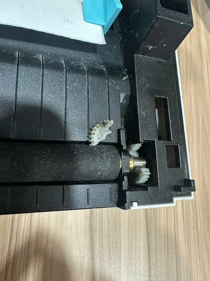 Máy in tem bị bể nhông cuốn giấy — bộ nhông vỡ vụn sau thời gian dài dùng